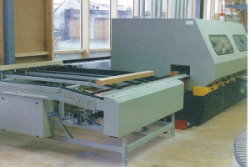 RF hinter der Bearbeitungsmaschine zur&uuml;ck